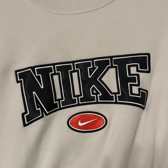 Nike Women's Crewneck - Picture 2 of 4